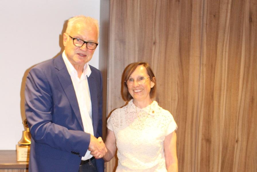 Gerhard E. Böhmler übergibt sein Amt als Präsident des Lions Club Pforzheim-Bertha Benzan Gabi Theilmann.